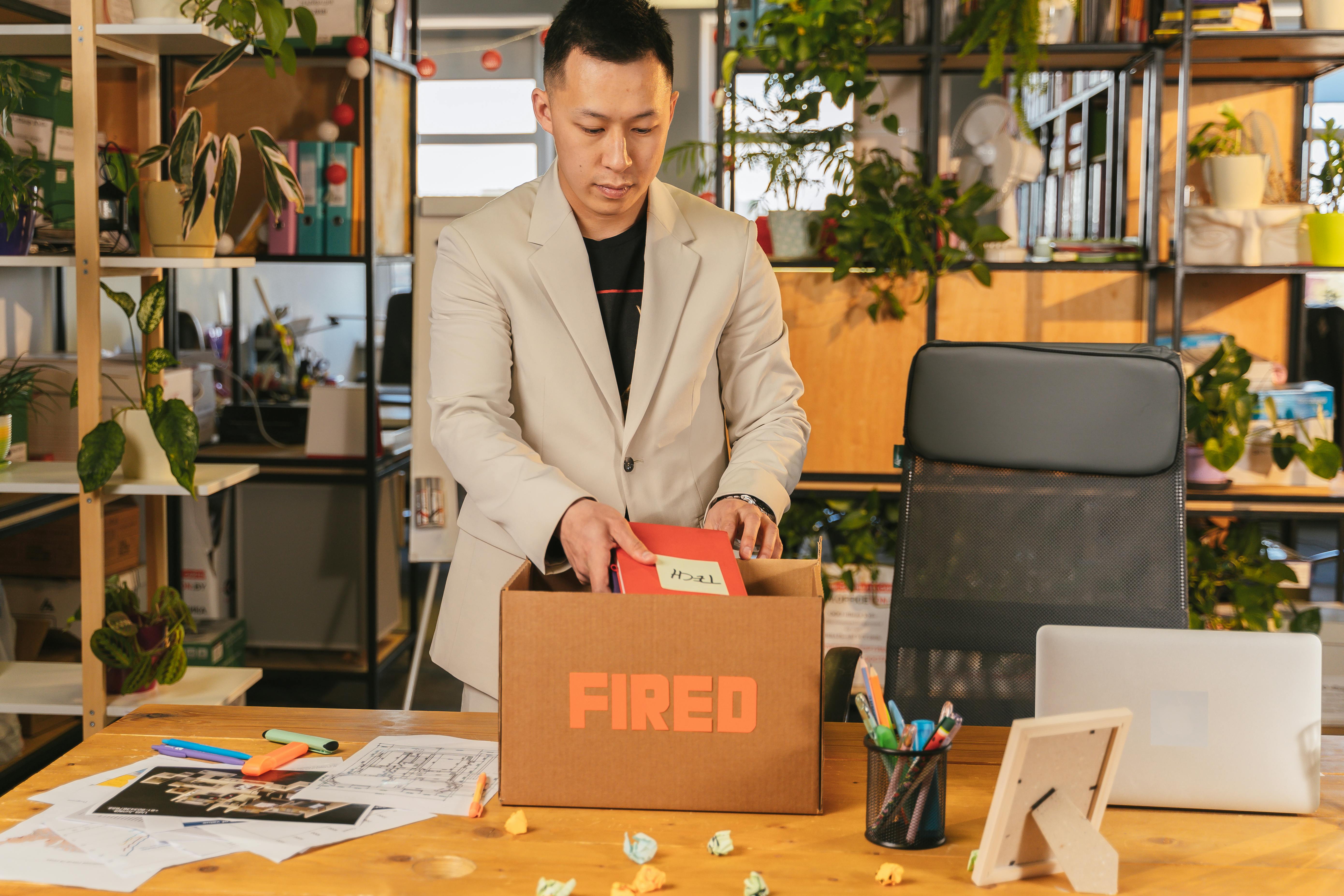 Pria Mengemasi Barang Di Kantor