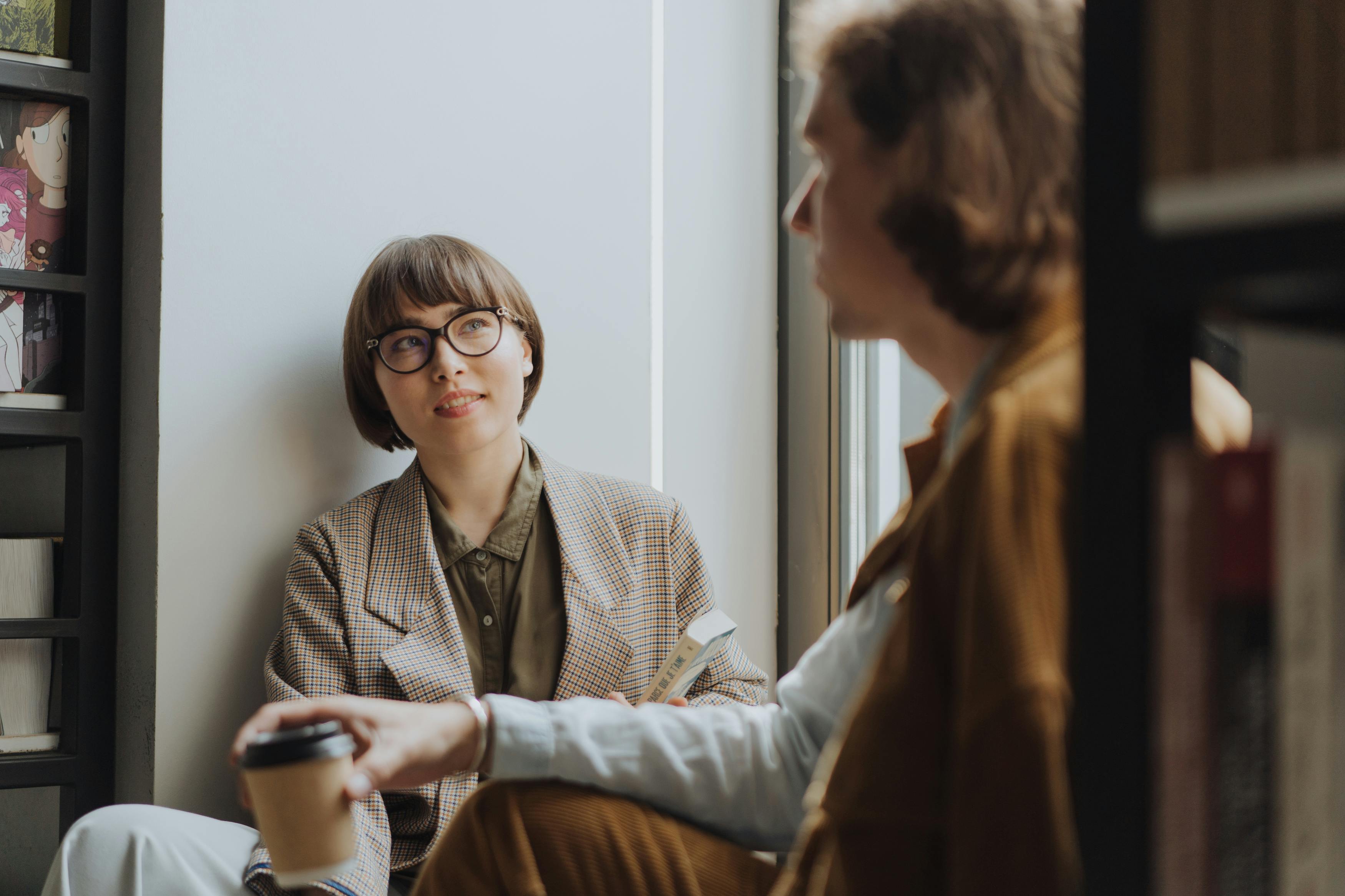 Dua karyawan berbicara bersama