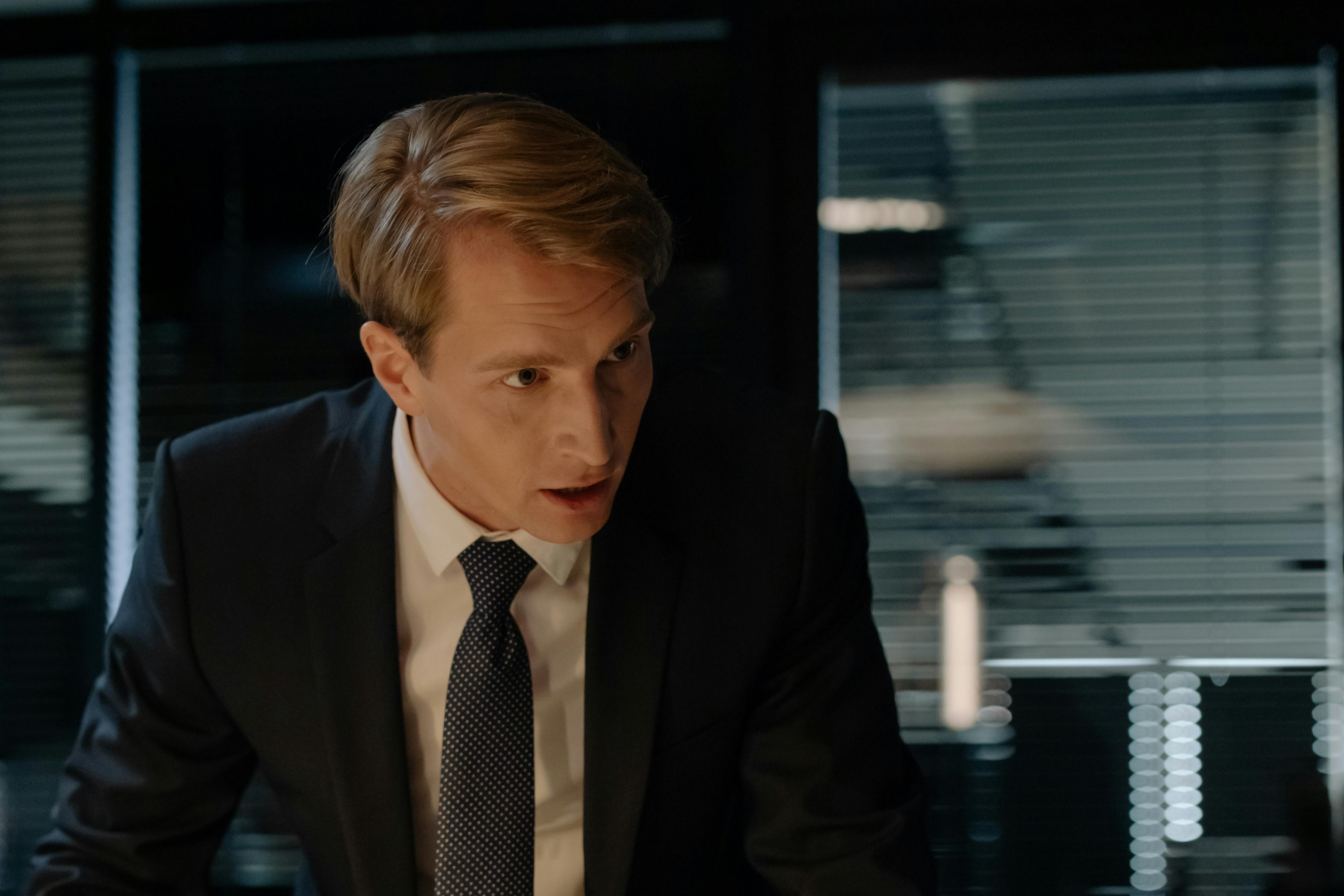 Seorang pria berbicara dan kesal