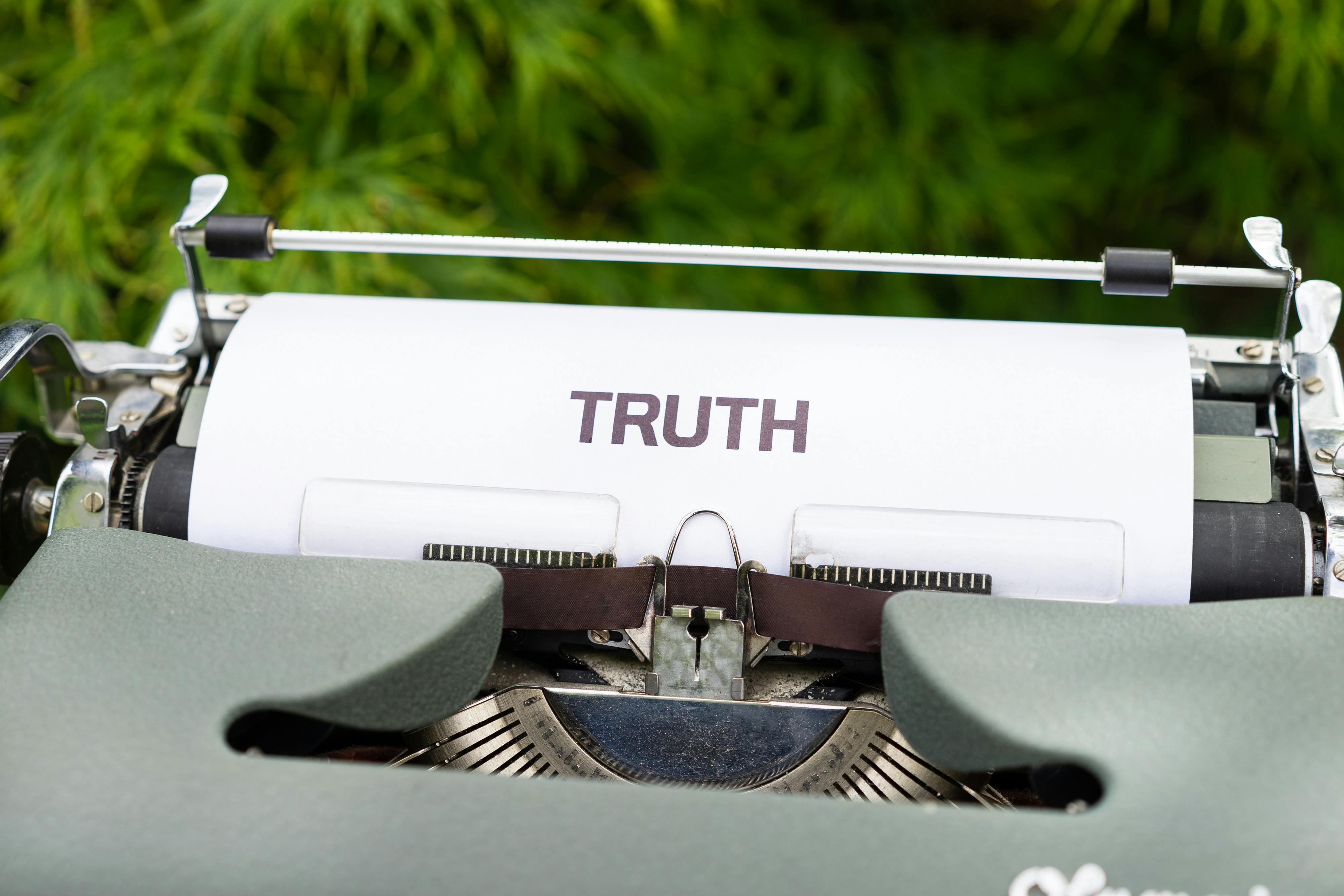 Kertas Bertuliskan "TRUTH" Terpasang di Mesin Tik