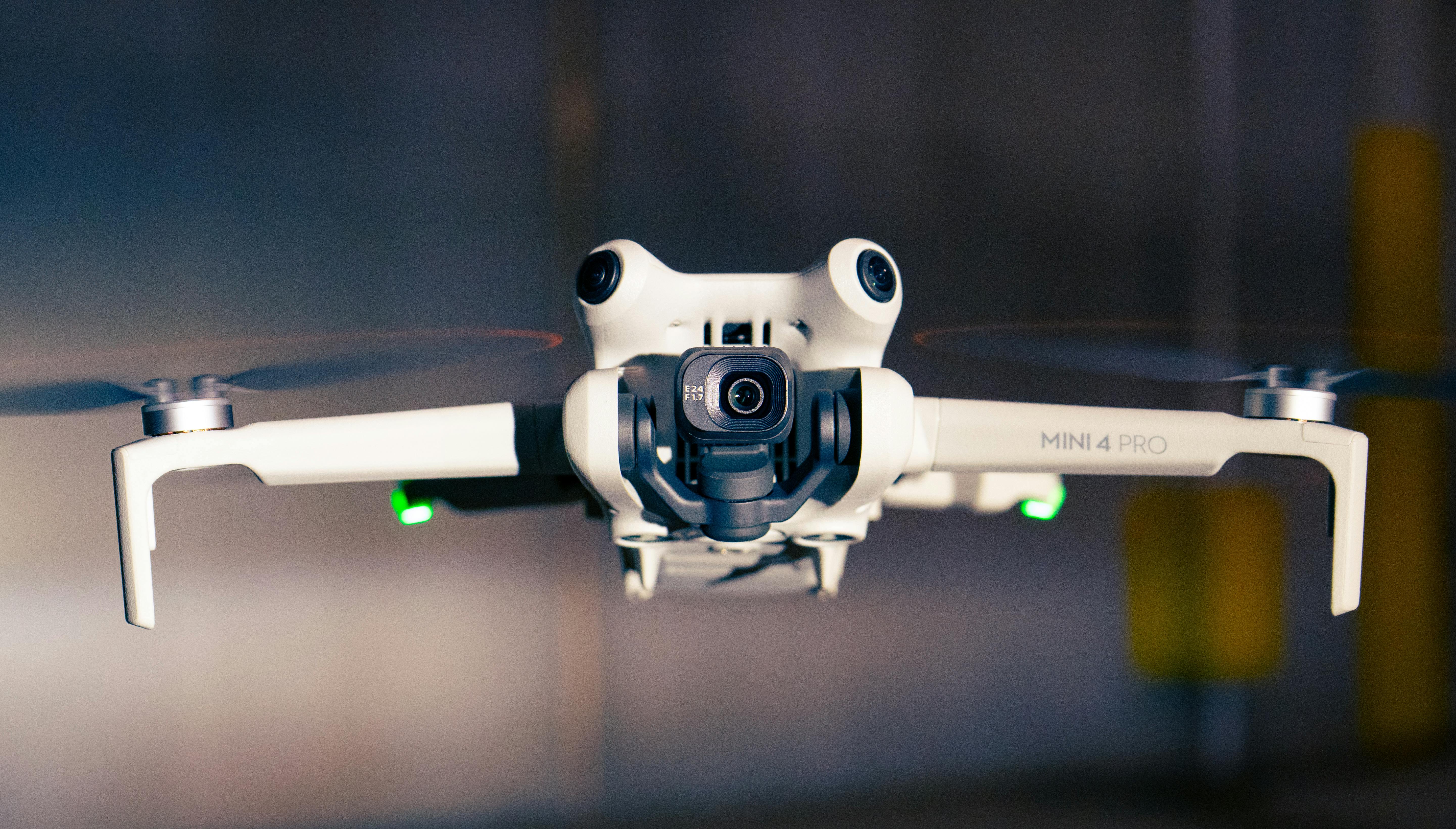 Sebuah Drone Terlihat Melayang Dengan Kamera Menghadap Ke Depan