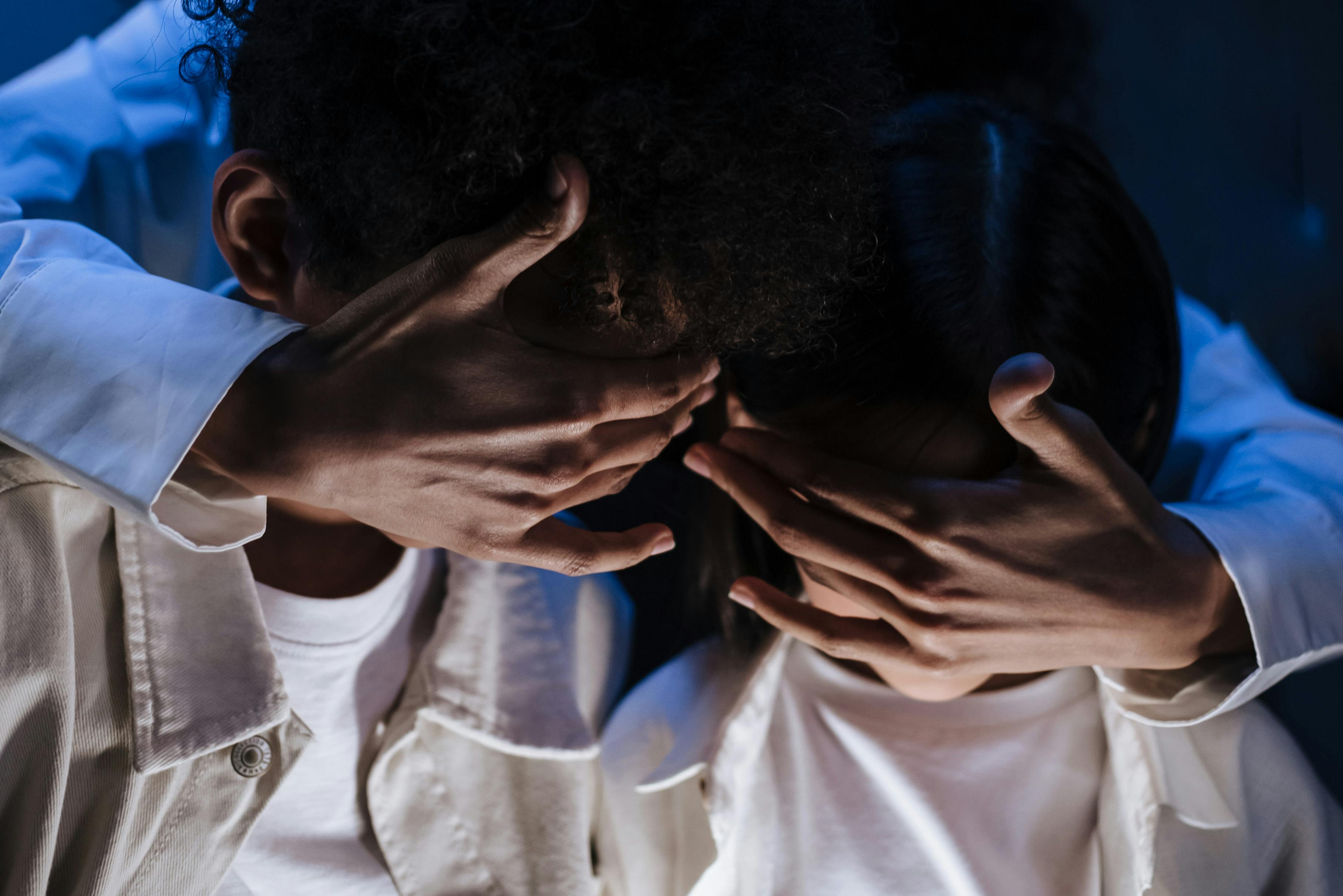 Dua tangan menutupi muka anak-anak