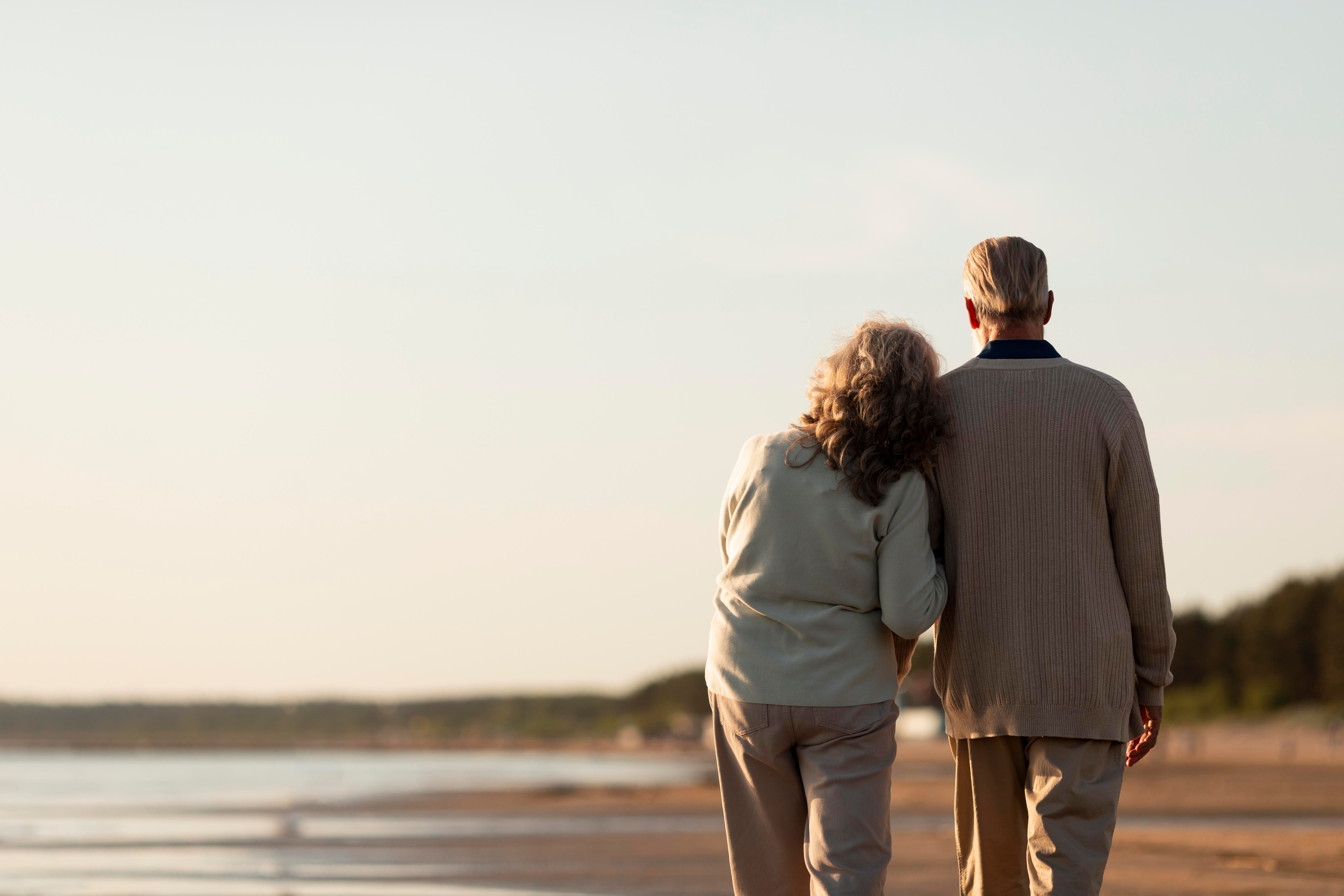 senior-couple-seaside-medium-shot